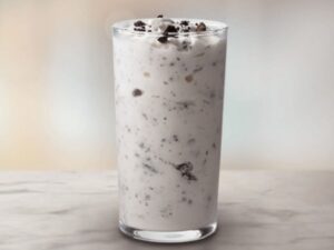A high-protein milkshake made with Oreos, served on a marble table.