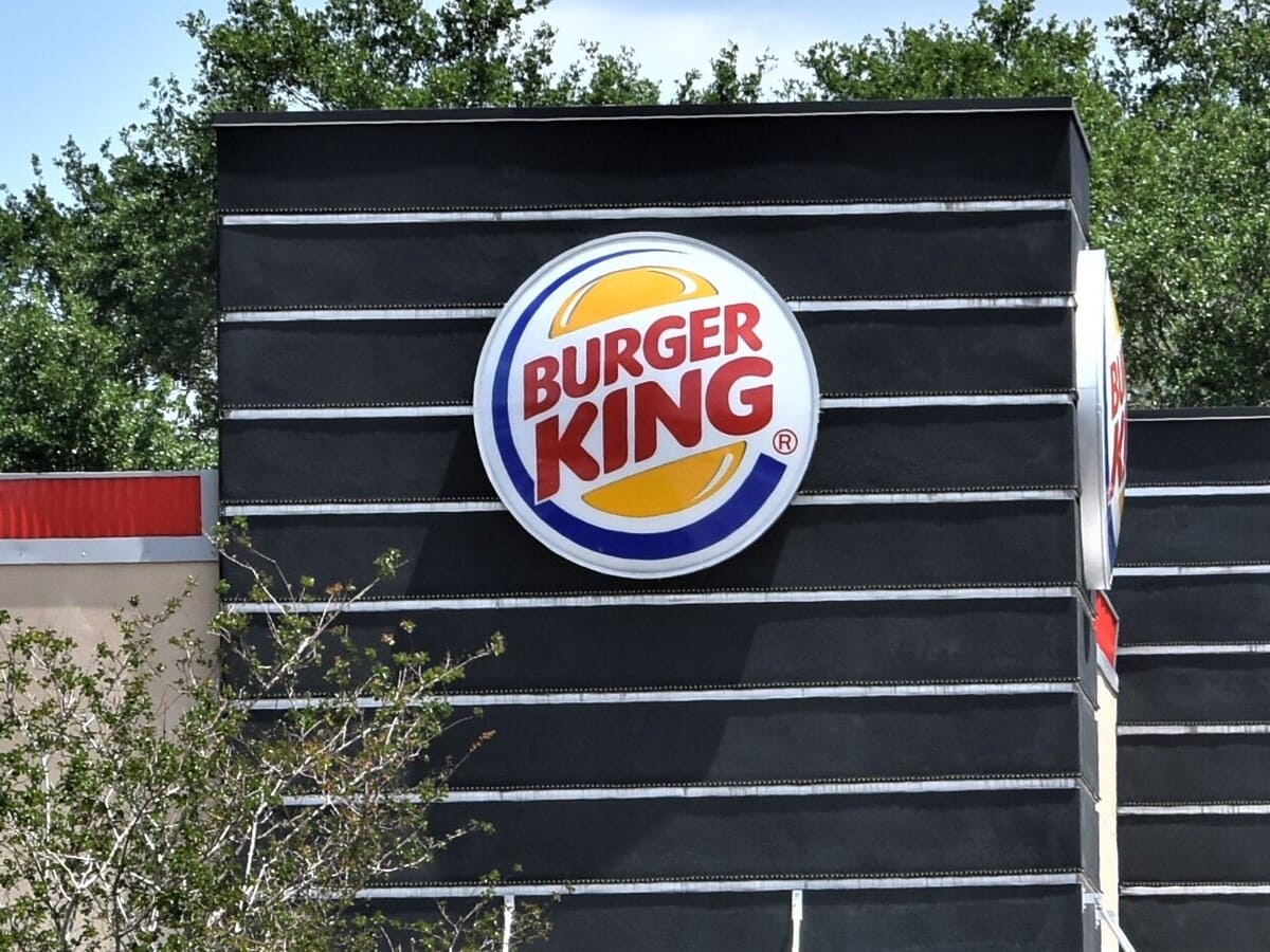 A heart healthy fast food restaurant with a sign on the side of the building.